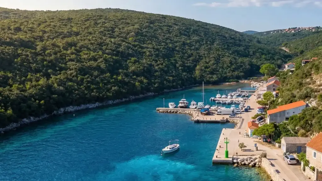 Suchst Du einen Ort, an dem die Zeit wirklich stillsteht? Sestrunj im Zadar-Archipel ist mit weniger als 50 Einwohnern und 80 % Waldanteil ein echtes Naturparadies. Hier kannst Du fernab vom Massentourismus in kristallklaren Buchten abtauchen oder liburnische Ruinen entdecken. Erfahre in unserem Blogbeitrag, warum dieser „grüne Berg im Meer“ der perfekte Rückzugsort für dich sein kann!